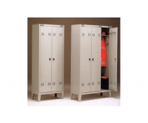 Painted sheet steel locker, 3 doors. Dimensions 180x102x35 cm.